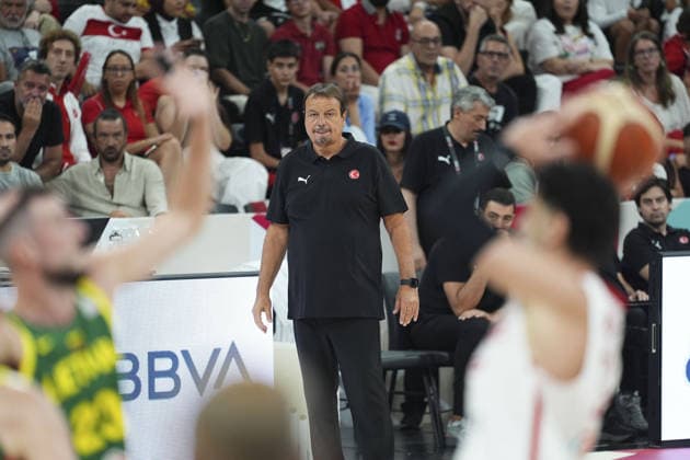 Turkiye v Lithuania - FIBA 2027 World Cup European Qualifiers ISTANBUL, TURKIYE - AUGUST 28: Head coach of Turkiye Men s National Basketball Team Ergin Ataman gives tactical instructions to his players during the FIBA 2027 Basketball World Cup European Qualifiers second round Group J match between Turkiye and Lithuania at Turkcell Basketball Development Center in Istanbul, Turkiye on August 28, 2026. Bunyamin Celik Anadolu Istanbul Turkey. Editorial use only. Please get in touch for any other usage.  Copyright: x2026xAnadoluxBunyaminxCelikx