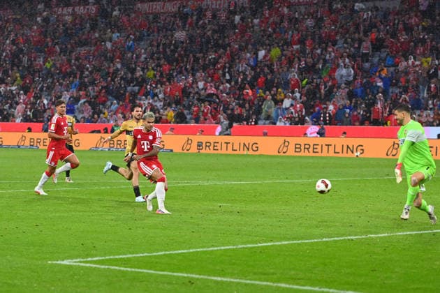 Tor Luis DIAZ (Bayern Muenchen) zum 5-1, Aktion,Torschuss gegen Torwart Fabian BREDLOW (VFB Stuttgart). Fussball 1. Bundesliga Saison 2026 2027, 1.Spieltag, Spieltag01, FC Bayern Muenchen - VfB Stuttgart 5-1 am 28.08.2026 , A L L I A N Z A R E N A. Â *** Goal by Luis DIAZ, Bayern Munich, making it 5–1; play, shot on goal against goalkeeper Fabian BREDLOW, VFB Stuttgart, Soccer, Bundesliga, 2026–2027 Season, Matchday 1, Matchday 01, FC Bayern Munich vs. VfB Stuttgart 5–1 on August 28, 2026, ALLIANZ ARENA Â