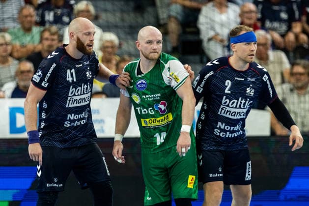 Opel HBL: SG Flensburg-Handewitt vs ThSV Eisenach; 28.08.26 Kampf am Kreis Arnar Freyr Arnarsson (Nr.41, SG Flensburg-Handewitt), Peter Walz (Nr.14, ThSV Eisenach), Simon Pytlick (Nr.02, SG Flensburg-Handewitt Opel HBL: SG Flensburg-Handewitt vs ThSV Eisenach, GGW Arena am 28.08.26 Copyright: xBEAUTIFULxSPORTS MarioxM.xKobergx