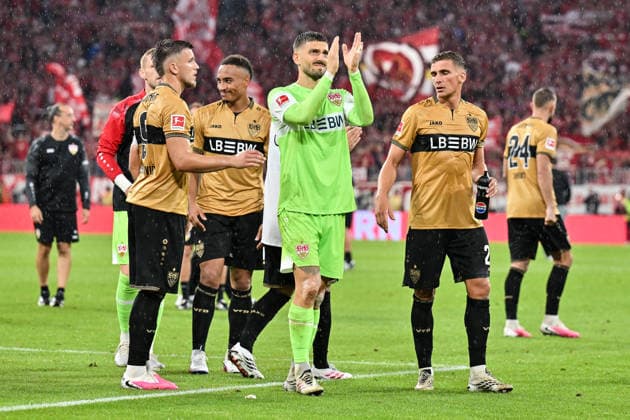 MUNICH, GERMANY - 28. AUGUST: the Players from Stuttgart talking together during the Bundesliga Match between FC Bayern Munich vs. VfB Stuttgart at Matchday 1 at Allianz Arena DFL REGULATIONS PROHIBIT ANY USE OF PHOTOGRAPHS AS IMAGE SEQUENCES AND OR QUASI-VIDEO - Ermedin DEMIROVIC (VfB Stuttgart 9), Fabian BREDLOW (VfB Stuttgart 1), Grischa PROEMEL (VfB Stuttgart 21) Copyright: xBEAUTIFULxSPORTS Goldbergx