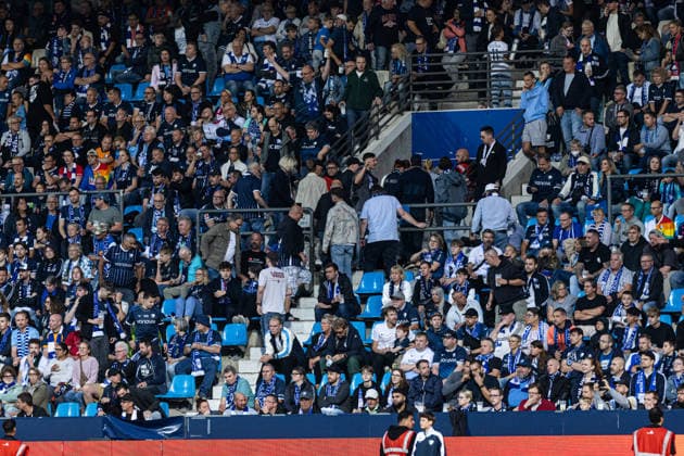 2.Fußball Bundesliga: VfL Bochum 1848 - VfL Osnabrück; 28.08.2026 Zuschauer verlassen Spielfeld vor dem Abpfiff. 2.Fußball Bundesliga: VfL Bochum 1848 - VfL Osnabrück; Ruhrstadion, Bochum; 28.08.2026 DFL regulations prohibit any use of photographs as image sequences and or quasi video. *** 2. Bundesliga: VfL Bochum 1848 vs. VfL Osnabrück, August 28, 2026—Spectators leave the field before the final whistle. 2. Bundesliga: VfL Bochum 1848 vs. VfL Osnabrück, Ruhrstadion, Bochum, August 28, 2026 DFL regulations prohibit any use of photographs as image sequences and or quasi-video Copyright: xBEAUTIFULxSPORTS Buriakovx