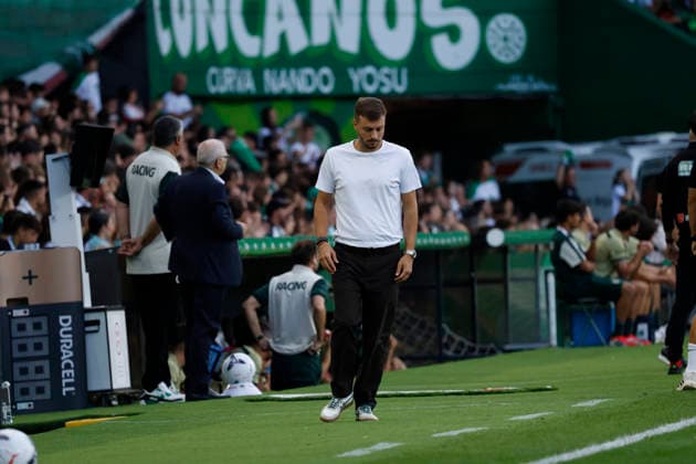 Real Racing Club de Santander v Elche CF - LaLiga EA Sports 2026 27 Racing de Santander v Elche C.F - LaLiga EA Sports - AUGUST 28 - Martin Anselmi, Head Coach of Elche C.F looks on during the LaLiga EA Sports match between Racing de Santander and Elche C.F at El Sardinero Stadium, Santander, Spain, on August 28, 2026. Santander Canabria Spain  Copyright: xDavidxFernandezx originalFilename:fern__ndez-racingde260828_npaXj.jpg