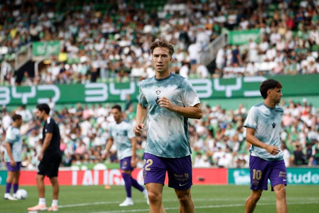 Real Racing Club de Santander v Elche CF - LaLiga EA Sports 2026 27 Racing de Santander v Elche C.F - LaLiga EA Sports - AUGUST 28 - David Affengruber of Elche C.F warms up during the LaLiga EA Sports match between Racing de Santander and Elche C.F at El Sardinero Stadium, Santander, Spain, on August 28, 2026. Santander Canabria Spain  Copyright: xDavidxFernandezx originalFilename:fern__ndez-racingde260828_npweB.jpg