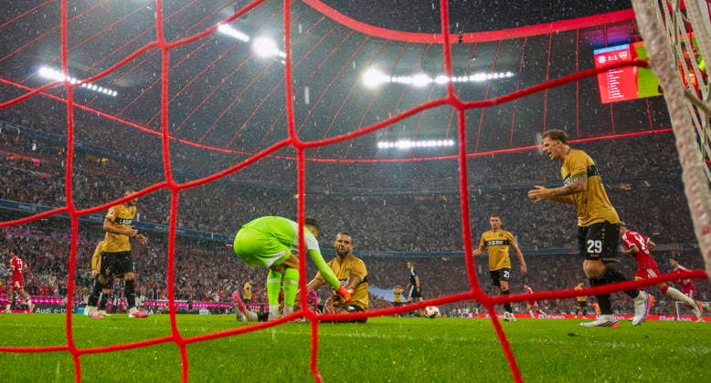 28.08.2026, Fussball Bundesliga 2026 2027, 1.Spieltag, FC Bayern München - VfB Stuttgart, in der Allianz-Arena München, Josha Vagnoman (mitte, am Boden, Stuttgart) muss nach seinem Eigentor zum 1:3 von Torwart Fabian Bredlow (Stuttgart) getröstet werden. ***DFL and DFB regulations prohibit any use of photographs as image sequences and or quasi-video.*** *** August 28, 2026, 2026–2027 Bundesliga Season, Matchday 1, FC Bayern Munich vs. VfB Stuttgart, at the Allianz Arena in Munich, Josha Vagnoman in the middle, on the ground, Stuttgart goalkeeper Fabian Bredlow needs to be consoled after his own goal made the score 1–3 ***DFL and DFB regulations prohibit any use of photographs as image sequences and or quasi-video***