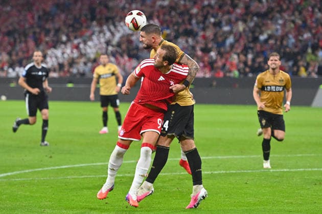 Jeff CHABOT (VFB Stuttgart), Aktion,Zweikampf gegen Harry KANE (Bayern Muenchen). Fussball 1. Bundesliga Saison 2026 2027, 1.Spieltag, Spieltag01, FC Bayern Muenchen - VfB Stuttgart 5-1 am 28.08.2026 , A L L I A N Z A R E N A. *** Jeff CHABOT, VFB Stuttgart, Action, Tackle against Harry KANE, Bayern Munich, Soccer, Bundesliga, 2026–2027 Season, Matchday 1, Matchday 01, FC Bayern Munich vs. VfB Stuttgart 5–1 on August 28, 2026, Allianz Arena