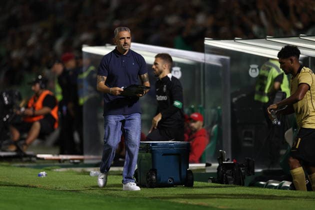 Rio Ave v Sporting Cp - Liga Portugal Vila do Conde, PORTUGAL - AUGUST 28: Rui Borges of Sporting CP gives instructions from the sideline during the Liga Portugal Betclic 2026 27 match between Rio Ave and Sporting CP at Estadio dos arcos, on August 28, 2026 in Vila do Conde, Portugal. Vila do Conde Portugal  Copyright: xLuisxEirasx originalFilename:eiras-ligaport260828_npiVd.jpg