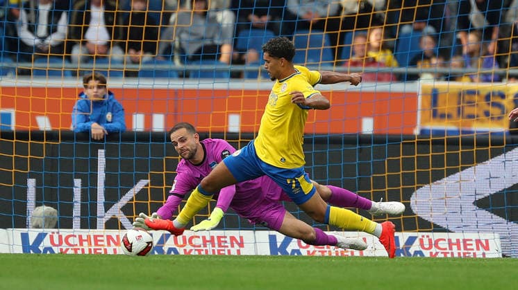 Braunschweig vs Hertha BSC, 2. BL Braunschweig, 28.08.2026, Fußball, Herren, 2. BL, Saison 2026 2027, Eintracht Braunschweig vs. Hertha BSC Berlin: Yann Sturm (Eintracht Braunschweig), Torwart Marius Gersbeck (Hertha BSC) (DFL DFB REGULATIONS PROHIBIT ANY USE OF PHOTOGRAPHS as IMAGE SEQUENCES and or QUASI-VIDEO) Stadion an der Hamburger Straße Niedersachsen Deutschland *** Braunschweig vs. Hertha BSC, 2nd Bundesliga Braunschweig, August 28, 2026, Soccer, Men s, 2nd Bundesliga, 2026–2027 Season, Eintracht Braunschweig vs. Hertha BSC Berlin, Yann Sturm (Eintracht Braunschweig), Goalkeeper Marius Gersbeck, Hertha BSC. DFL and DFB regulations prohibit any use of photographs as image sequences and or quasi-video. Stadion an der Hamburger Straße, Lower Saxony, Germany