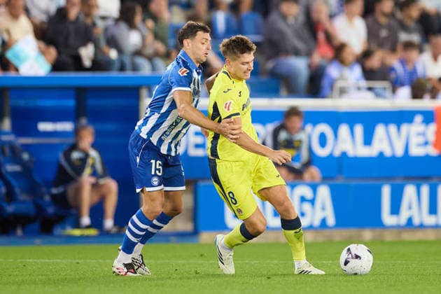 August 28, 2026, Vitoria, Alaba, Spain: Lucas Boye of Deportivo Alaves competes for the ball with Juan Foyth of Villarreal CF during the LaLiga EA Sports match between Deportivo Alaves and Villarreal CF at Mendizorrotza on August 28, 2026, in Vitoria, Spain. Vitoria Spain - ZUMAa181 20260828_zaa_a181_121 Copyright: xRicardoxLarreinax