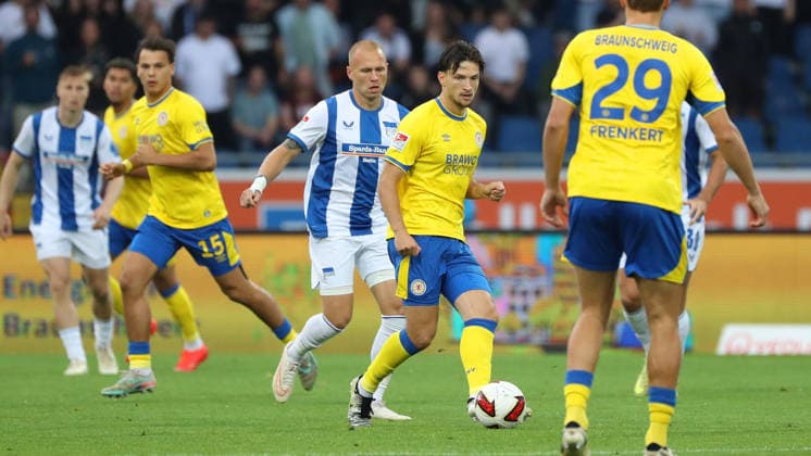 Braunschweig vs Hertha BSC, 2. BL Braunschweig, 28.08.2026, Fußball, Herren, 2. BL, Saison 2026 2027, Eintracht Braunschweig vs. Hertha BSC Berlin: Kennert Eichhorn (Hertha BSC), Noah Ketterbach (Eintracht Braunschweig), Lukas Frenkert (Eintracht Braunschweig) (DFL DFB REGULATIONS PROHIBIT ANY USE OF PHOTOGRAPHS as IMAGE SEQUENCES and or QUASI-VIDEO) Stadion an der Hamburger Straße Niedersachsen Deutschland *** Braunschweig vs. Hertha BSC, 2nd Bundesliga Braunschweig, August 28, 2026, Soccer, Men, 2nd Bundesliga, 2026–2027 Season, Eintracht Braunschweig vs. Hertha BSC Berlin, Kennert Eichhorn (Hertha BSC), Noah Ketterbach (Eintracht Braunschweig), Lukas Frenkert (Eintracht Braunschweig). DFL and DFB regulations prohibit any use of photographs as image sequences and or quasi-video. Stadion an der Hamburger Straße, Lower Saxony, Germany
