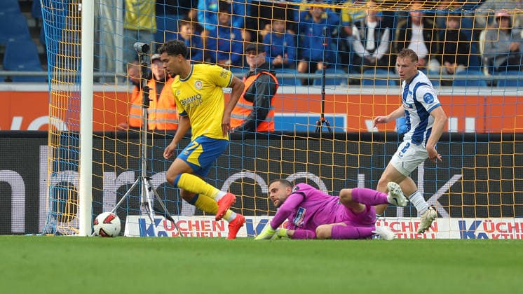 Braunschweig vs Hertha BSC, 2. BL Braunschweig, 28.08.2026, Fußball, Herren, 2. BL, Saison 2026 2027, Eintracht Braunschweig vs. Hertha BSC Berlin: Yann Sturm (Eintracht Braunschweig), Torwart Marius Gersbeck (Hertha BSC), Julian Eitschberger (Hertha BSC) (DFL DFB REGULATIONS PROHIBIT ANY USE OF PHOTOGRAPHS as IMAGE SEQUENCES and or QUASI-VIDEO) Stadion an der Hamburger Straße Niedersachsen Deutschland *** Braunschweig vs. Hertha BSC, 2nd Bundesliga (Braunschweig), August 28, 2026, Soccer, Men s, 2nd Bundesliga, 2026–2027 Season, Eintracht Braunschweig vs. Hertha BSC Berlin; Yann Sturm (Eintracht Braunschweig), goalkeeper Marius Gersbeck (Hertha BSC), Julian Eitschberger (Hertha BSC). DFL and DFB regulations prohibit any use of photographs as image sequences and or quasi-video. Stadion an der Hamburger Straße, Lower Saxony, Germany