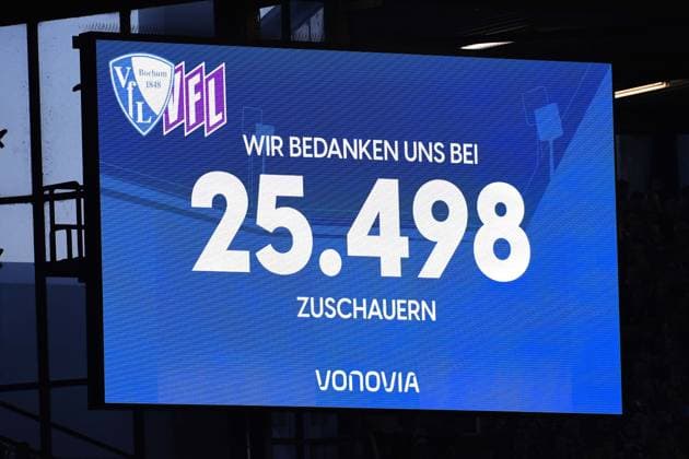 Fußball 2. Bundesliga 3. Spieltag VfL Bochum - VfL Osnabrück am 28.08.2026 im Vonovia Ruhrstadion in Bochum Die Anzeigetafel im Vonovia Ruhrstadion zeigt die Zuschauerzahl an: 25.498 DFL regulations prohibit any use of photographs as image sequences and or quasi-video. *** Soccer, 2. Bundesliga, Matchday 3: VfL Bochum vs. VfL Osnabrück on August 28, 2026, at the Vonovia Ruhrstadion in Bochum. The scoreboard at the Vonovia Ruhrstadion displays the attendance: 25,498. DFL regulations prohibit any use of photographs as image sequences and or quasi-video xRx