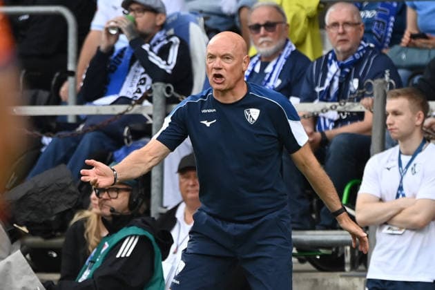 Trainer Uwe ROESLER (Rösler, BO) beobachtet das Spiel Fussball 2. Bundesliga, 3. Spieltag, VfL Bochum (BO) - VfL Osnabrueck (OS) 0-1 am 28.08.2026 im Vonovia Ruhrstadion Bochum Deutschland. DFL regulations prohibit any use of photographs as image sequences and or quasi-video Â *** Coach Uwe ROESLER (Rösler), BO, watches the soccer match in the 2. Bundesliga, Matchday 3, VfL Bochum (BO) vs. VfL Osnabrück (OS) 0–1 on August 28, 2026, at the Vonovia Ruhrstadion in Bochum, Germany. DFL regulations prohibit any use of photographs as image sequences and or quasi-video.
