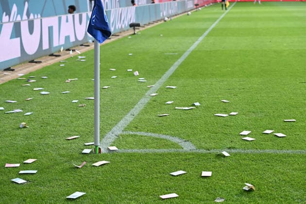 Protest der Fans mit falschen Geldscheinen gegen hohe Preise, Feature, Randmotiv, Symbolfoto, Fussball 2. Bundesliga, 3. Spieltag, VfL Bochum (BO) - VfL Osnabrueck (OS) 0-1 am 28.08.2026 im Vonovia Ruhrstadion Bochum Deutschland. DFL regulations prohibit any use of photographs as image sequences and or quasi-video Â *** Fans protest high prices with counterfeit bills, feature, background image, symbolic photo, soccer 2. Bundesliga, Matchday 3, VfL Bochum (BO) vs. VfL Osnabrück (OS) 0–1 on August 28, 2026, at the Vonovia Ruhrstadion in Bochum, Germany. DFL regulations prohibit any use of photographs as image sequences and or quasi-video.