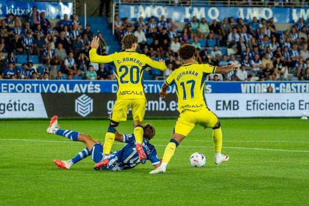 ESP: LaLiga EA Sports Deportivo Alaves v Villarreal CF Alberto Moleiro of Villarreal, Tajon Buchanan of Villarreal and Nahuel Tenaglia of Alaves during LaLiga EA Sports between Deportivo Alaves v Villarreal CF played at Mendizorroza Stadium in Vitoria Gasteiz on August 28, 2026 in Spain VITORIA Spain Futbol Copyright: xMiguelxGarciax xAgenciaxLOFx