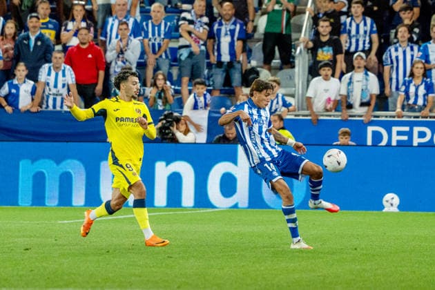 ESP: LaLiga EA Sports Deportivo Alaves v Villarreal CF Nahuel Tenaglia of Alaves and Georges Mikautadze of Villarreal during LaLiga EA Sports between Deportivo Alaves v Villarreal CF played at Mendizorroza Stadium in Vitoria Gasteiz on August 28, 2026 in Spain VITORIA Spain Futbol Copyright: xMiguelxGarciax xAgenciaxLOFx
