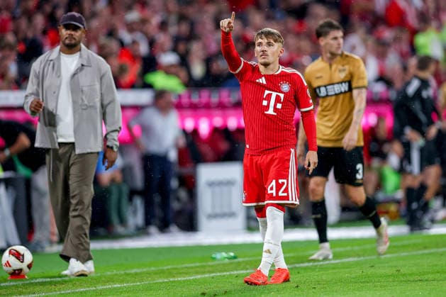 28.08.2026, Fußball, FC Bayern München - VfB Stuttgart, 1. Fußball Bundesliga, 1. Spieltag, Allianz-Arena, Saison 2026 2027: Lennart Karl (FC Bayern München 42) gestikulierend auf dem Spielfeld DFB regulations prohibit any use of photographs as image sequences and or quasi-video. Bayern Deutschland *** August 28, 2026, Soccer, FC Bayern Munich vs. VfB Stuttgart, 1. Bundesliga, Matchday 1, Allianz Arena, 2026–2027 Season Lennart Karl, FC Bayern Munich, 42, gesturing on the field. DFB regulations prohibit any use of photographs as image sequences and or quasi-video. Bayern, Germany