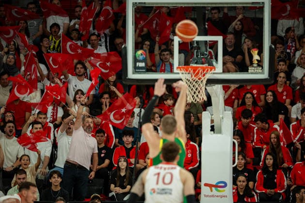 Turkiye vs Lithuania Fiba Basketball 2027 World Cup European Qualifiers Lithuanian player takes a free throw in front of Turkish fans during the Fiba Basketball 2027 World Cup European Qualifiers Group J match between Turkiye and Lithuania at Turkcell Basketball Gelistirme Merkezi on August 28, 2026 in Istanbul, Turkey Istanbul Istanbul Turkey Copyright: xBurakxBasturkx