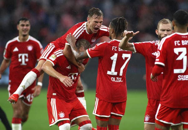 Fussball, Herren, Bundesliga, Saison 2026 2027, FC Bayern München - VFB Stuttgart, Allianz Arena Joshua Kimmich (FC Bayern München) (li.) jubelt mit Michael Olise (FC Bayern München) (re.) beim 4:1 durch Olise, welches aber vom VAR aberkannt wurde, Freude, Jubelsprung DFB, DFL regulations prohibit any use of photographs as image sequences and or quasi-video *** Soccer, Men s, Bundesliga, 2026–2027 Season, FC Bayern Munich vs. VFB Stuttgart, Allianz Arena: Joshua Kimmich (FC Bayern Munich, left) celebrates with Michael Olise (FC Bayern Munich, right) after Olise’s 4–1 goal, which was later disallowed by VAR; joy, celebratory jump. DFB and DFL regulations prohibit any use of photographs as image sequences and or quasi-video.