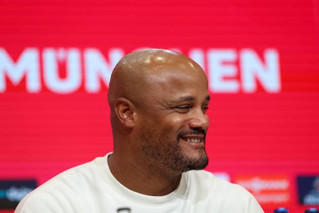 Vincent Kompany (FC Bayern Muenchen, Cheftrainer) lacht bei der Pressekonferenz nach dem Spiel, GER, FC Bayern Muenchen vs. VfB Stuttgart, Fussball, Bundesliga, 1. Spieltag, Saison 2026 2027, 28.08.2026, DFL DFB REGULATIONS PROHIBIT ANY USE OF PHOTOGRAPHS as IMAGE SEQUENCES and or QUASI-VIDEO, GER, FC Bayern Muenchen vs. VfB Stuttgart, Fussball, Bundesliga, 1. Spieltag, Saison 2026 2027, 28.08.2026 Muenchen *** Vincent Kompany, head coach of FC Bayern Munich, laughs during the post-game press conference, GER, FC Bayern Munich vs. VfB Stuttgart, soccer, Bundesliga, Matchday 1, 2026–2027 season, August 28, 2026, DFL and DFB regulations prohibit any use of photographs as image sequences and or quasi-video, GER, FC Bayern Munich vs. VfB Stuttgart, soccer, Bundesliga, Matchday 1, 2026–2027 Season, August 28, 2026, Munich Copyright: xEibner-Pressefoto JennixMaulx EP_JML