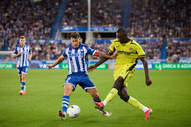 August 28, 2026, Vitoria, Alaba, Spain: Antonio Blanco of Deportivo Alaves competes for the ball with Pape Gueye of Villarreal CF during the LaLiga EA Sports match between Deportivo Alaves and Villarreal CF at Mendizorrotza on August 28, 2026, in Vitoria, Spain. Deportivo Alaves V Villarreal CF - LaLiga EA Sports  - ZUMAa181 20260828_zaa_a181_129 Copyright: xRicardoxLarreinax