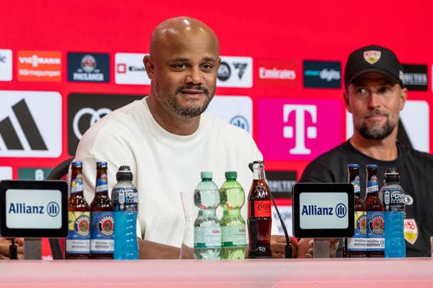 Vincent Kompany (Chef-Trainer, FC Bayern Muenchen) bei der Pressekonferenz nach dem Spiel GER, FC Bayern Muenchen vs. VfB Stuttgart, Fussball, Bundesliga, 1. Spieltag, Spielzeit 2026 2027, 28.08.2026. (DFL DFB REGULATIONS PROHIBIT ANY USE OF PHOTOGRAPHS as IMAGE SEQUENCES and or QUASI-VIDEO). Foto: HMB Media Heike Feiner *** Vincent Kompany, Head Coach, FC Bayern Munich, at the postgame press conference, GER, FC Bayern Munich vs. VfB Stuttgart, Soccer, Bundesliga, Matchday 1, 2026–2027 season, August 28, 2026 DFL DFB regulations prohibit any use of photographs as image sequences and or quasi-video. Photo: HMB Media, Heike Feiner Copyright: HMBxMedia HeikexFeiner