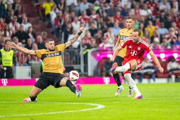 Jeff Chabot 24 (VfB Stuttgart) will den Ball von Harry Kane 9 (FC Bayern Muenchen) abwehren, FC Bayern Muenchen - VfB Stuttgart, Fussball Bundesliga, 1. Spieltag, 28.08.2026 DFB regulations prohibit any use of photographs as image sequences and or quasi-video Muenchen Bayern Deutschland *** Jeff Chabot 24 (VfB Stuttgart) tries to block the ball from Harry Kane 9 (FC Bayern Munich), FC Bayern Munich vs. VfB Stuttgart, Bundesliga, Matchday 1, August 28, 2026. DFB regulations prohibit any use of photographs as image sequences and or quasi-video. Munich, Bayern, Germany Copyright: xkolbert-press UlrichxGamelx