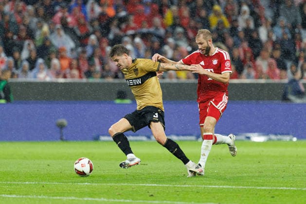 Konrad Laimer (27, FC Bayern München) und Ramon Hendriks (3, VfB Stuttgart) beim Spiel zwischen FC Bayern München v VfB Stuttgart, Fussball, Herren, Bundesliga, 2026 2027, 1.Spieltag am 28.08.2026 in München, Allianz Arena. DFL and DFB regulations prohibit any use of photographs as image sequences and or quasi-video. Bayern Deutschland *** Konrad Laimer, 27, FC Bayern Munich, and Ramon Hendriks, 3, VfB Stuttgart, during the match between FC Bayern Munich and VfB Stuttgart, soccer, men s, Bundesliga, 2026–2027, Matchday 1 on August 28, 2026, in Munich, Allianz Arena. DFL and DFB regulations prohibit any use of photographs as image sequences and or quasi-video. Bavaria, Germany