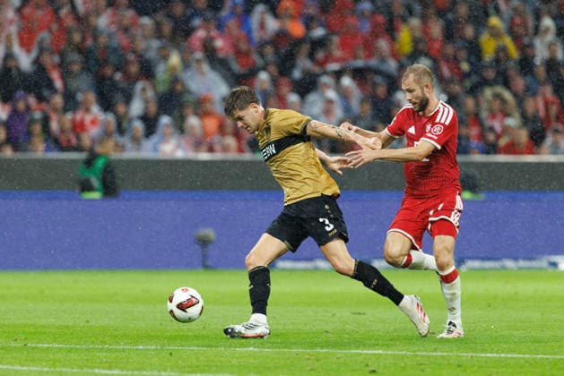 Konrad Laimer (27, FC Bayern München) und Ramon Hendriks (3, VfB Stuttgart) beim Spiel zwischen FC Bayern München v VfB Stuttgart, Fussball, Herren, Bundesliga, 2026 2027, 1.Spieltag am 28.08.2026 in München, Allianz Arena. DFL and DFB regulations prohibit any use of photographs as image sequences and or quasi-video. Bayern Deutschland *** Konrad Laimer, 27, FC Bayern Munich, and Ramon Hendriks, 3, VfB Stuttgart, during the match between FC Bayern Munich and VfB Stuttgart, soccer, men s, Bundesliga, 2026–2027, Matchday 1 on August 28, 2026, in Munich, Allianz Arena. DFL and DFB regulations prohibit any use of photographs as image sequences and or quasi-video. Bavaria, Germany