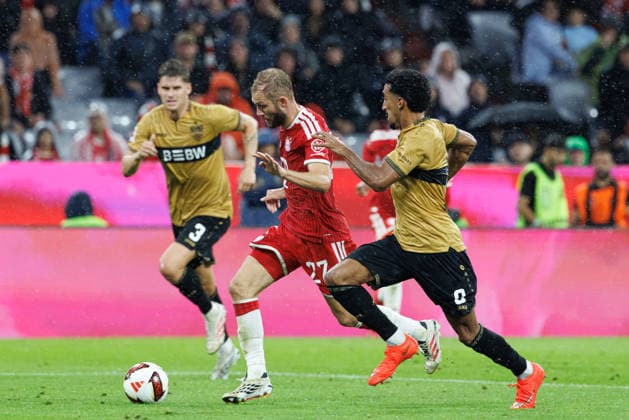 Konrad Laimer (27, FC Bayern München) und Tiago Tomas (8, VfB Stuttgart) beim Spiel zwischen FC Bayern München v VfB Stuttgart, Fussball, Herren, Bundesliga, 2026 2027, 1.Spieltag am 28.08.2026 in München, Allianz Arena. DFL and DFB regulations prohibit any use of photographs as image sequences and or quasi-video. Bayern Deutschland *** Konrad Laimer, 27, FC Bayern Munich, and Tiago Tomas, 8, VfB Stuttgart, during the match between FC Bayern Munich and VfB Stuttgart, soccer, men s, Bundesliga, 2026–2027, Matchday 1 on August 28, 2026, in Munich, Allianz Arena. DFL and DFB regulations prohibit any use of photographs as image sequences and or quasi-video. Bavaria, Germany