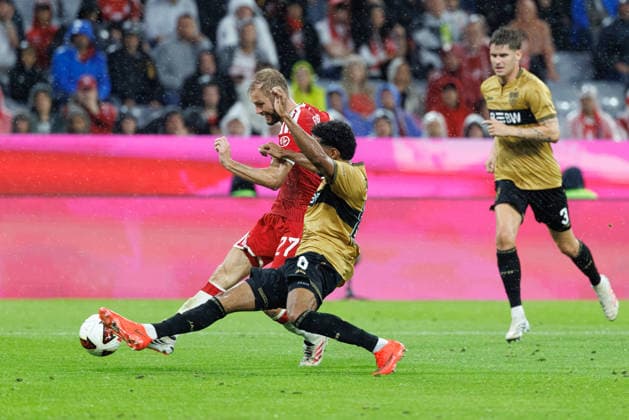 Konrad Laimer (27, FC Bayern München) und Tiago Tomas (8, VfB Stuttgart) beim Spiel zwischen FC Bayern München v VfB Stuttgart, Fussball, Herren, Bundesliga, 2026 2027, 1.Spieltag am 28.08.2026 in München, Allianz Arena. DFL and DFB regulations prohibit any use of photographs as image sequences and or quasi-video. Bayern Deutschland *** Konrad Laimer, 27, FC Bayern Munich, and Tiago Tomas, 8, VfB Stuttgart, during the match between FC Bayern Munich and VfB Stuttgart, soccer, men’s, Bundesliga, 2026–2027, Matchday 1 on August 28, 2026, in Munich, Allianz Arena. DFL and DFB regulations prohibit any use of photographs as image sequences and or quasi-video. Bavaria, Germany