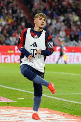 Lennart Karl (42, FC Bayern München) während dem Aufwärmen beim Spiel zwischen FC Bayern München v VfB Stuttgart, Fussball, Herren, Bundesliga, 2026 2027, 1.Spieltag am 28.08.2026 in München, Allianz Arena. DFL and DFB regulations prohibit any use of photographs as image sequences and or quasi-video. Bayern Deutschland *** Lennart Karl, 42, FC Bayern Munich, during warm-ups for the match between FC Bayern Munich and VfB Stuttgart, soccer, men s, Bundesliga, 2026–2027, Matchday 1 on August 28, 2026, in Munich, Allianz Arena. DFL and DFB regulations prohibit any use of photographs as image sequences and or quasi-video. Bayern, Germany
