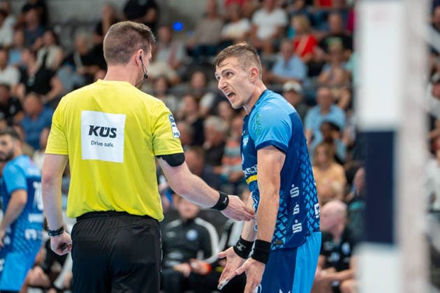 Handball I Herren I Saison 2026-2027 I Bundesliga I 1. Spieltag I TVB Stuttgart - Bergischer HC I 28.08.2026 Simone Mengon (15, TVB Stuttgart) mit dem Schiedsrichter Stuttgart Porsche Arena Baden-Württemberg Deutschland Copyright: xLobeca MaxxPetershansx