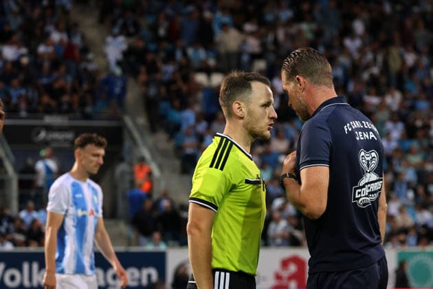 Schiedsrichter Florian Lukawski und Marco Grote (GER) Jenaer Trainer nach der ersten Halbzeit im eins-Stadion an der Gellertstrasse Chemnitz, Chemnitzer FC- Carl Zeiss Jena, 7. Spieltag, Fussball Regionalliga Nordost 2026 27, Sachsen, Deutschland, 28.08.2026, Hochrisikospiel,
