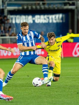 ESP: LaLiga EA Sports Deportivo Alaves v Villarreal CF Toni MArtinez of Alaves and Carlos Romero Serrano of Villarreal during LaLiga EA Sports between Deportivo Alaves v Villarreal CF played at Mendizorroza Stadium in Vitoria Gasteiz on August 28, 2026 in Spain VITORIA Spain Futbol Copyright: xAgenciaxLOFx