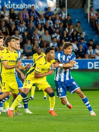 ESP: LaLiga EA Sports Deportivo Alaves v Villarreal CF Santiago Mourino of Villarreal and Nahuel Tenaglia of Alaves during LaLiga EA Sports between Deportivo Alaves v Villarreal CF played at Mendizorroza Stadium in Vitoria Gasteiz on August 28, 2026 in Spain VITORIA Spain Futbol Copyright: xAgenciaxLOFx