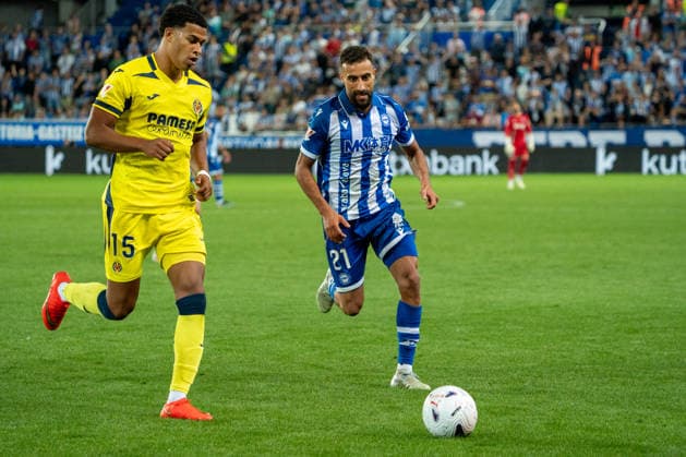 ESP: LaLiga EA Sports Deportivo Alaves v Villarreal CF Santiago Mourino of Villarreal and Abde Rebbach of Alaves during LaLiga EA Sports between Deportivo Alaves v Villarreal CF played at Mendizorroza Stadium in Vitoria Gasteiz on August 28, 2026 in Spain VITORIA Spain Futbol Copyright: xAgenciaxLOFx
