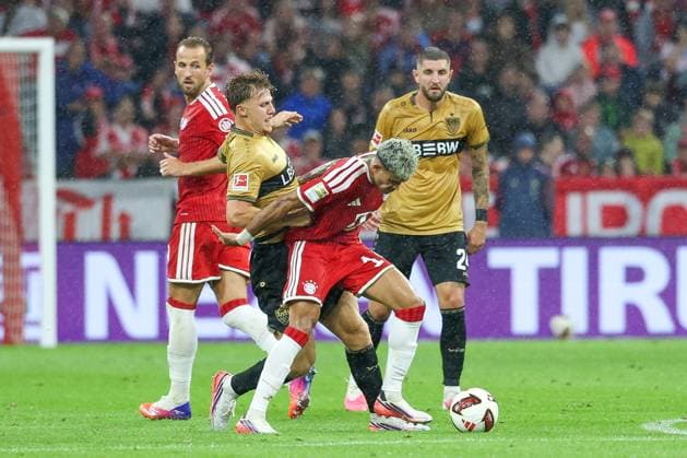 im Zweikampf, Aktion, mit Finn Jeltsch 29 (VfB Stuttgart), Luis Diaz 14 (FC Bayern Muenchen), FC Bayern Muenchen vs. VfB Stuttgart, Fussball, 1. Bundesliga, 1. Spieltag, 28.08.2026 DFL DFB regulations prohibit any use of photographs as image sequences and or quasi-video Muenchen Bayern Deutschland *** One-on-one, action, featuring Finn Jeltsch 29 (VfB Stuttgart) and Luis Diaz 14 (FC Bayern Munich), FC Bayern Munich vs. VfB Stuttgart, soccer, Bundesliga 1, Matchday 1, August 28, 2026. DFL and DFB regulations prohibit any use of photographs as image sequences and or quasi-video. Munich, Bayern, Germany Copyright: xkolbert-press ChristianxKolbertx