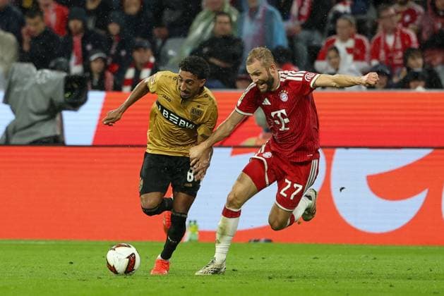 im Zweikampf, Aktion, mit Tiago Tomas 8 (VfB Stuttgart), Konrad Laimer 27 (FC Bayern Muenchen), FC Bayern Muenchen vs. VfB Stuttgart, Fussball, 1. Bundesliga, 1. Spieltag, 28.08.2026 DFL DFB regulations prohibit any use of photographs as image sequences and or quasi-video Muenchen Bayern Deutschland *** One-on-one, action, featuring Tiago Tomas 8 (VfB Stuttgart) and Konrad Laimer 27 (FC Bayern Munich), FC Bayern Munich vs. VfB Stuttgart, soccer, Bundesliga 1, Matchday 1, August 28, 2026. DFL and DFB regulations prohibit any use of photographs as image sequences and or quasi-video. Munich, Bayern, Germany Copyright: xkolbert-press ChristianxKolbertx
