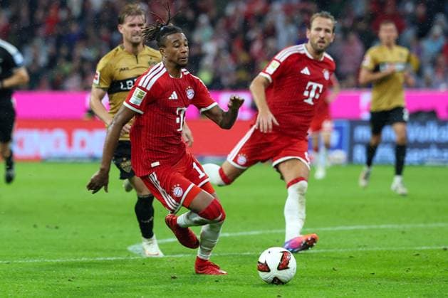 im Zweikampf, Aktion, mit Michael Olise 17 (FC Bayern Muenchen), FC Bayern Muenchen vs. VfB Stuttgart, Fussball, 1. Bundesliga, 1. Spieltag, 28.08.2026 DFL DFB regulations prohibit any use of photographs as image sequences and or quasi-video Muenchen Bayern Deutschland *** One-on-one, action, featuring Michael Olise (17, FC Bayern Munich), FC Bayern Munich vs. VfB Stuttgart, soccer, Bundesliga 1, Matchday 1, August 28, 2026. DFL and DFB regulations prohibit any use of photographs as image sequences and or quasi-video. Munich, Bayern, Germany Copyright: xkolbert-press ChristianxKolbertx