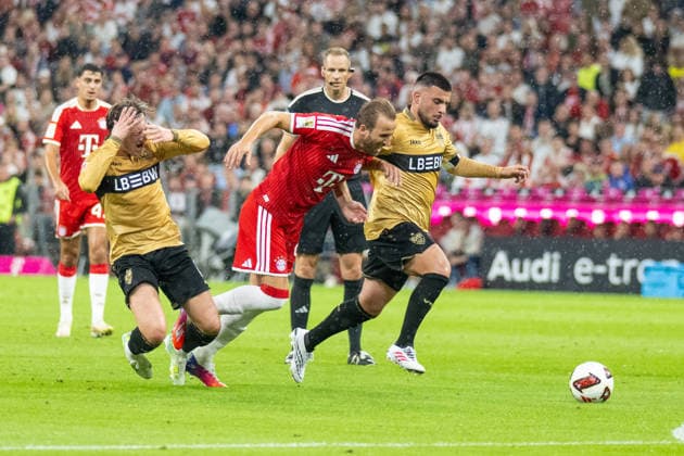 Harry Kane 9 (FC Bayern Muenchen) wird zu fall gebracht, FC Bayern Muenchen - VfB Stuttgart, Fussball Bundesliga, 1. Spieltag, 28.08.2026 DFB regulations prohibit any use of photographs as image sequences and or quasi-video Muenchen Bayern Deutschland *** Harry Kane 9 FC Bayern Munich is brought down, FC Bayern Munich vs. VfB Stuttgart, Bundesliga, Matchday 1, August 28, 2026. DFB regulations prohibit any use of photographs as image sequences and or quasi-video. Munich, Bayern, Germany Copyright: xkolbert-press UlrichxGamelx