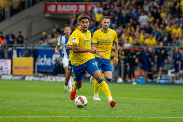 Deutschland: Fussball 2. Bundesliga, 3. Spieltag 2026 2027, Eintracht Braunschweig - Hertha BSC am 28.08.2026 in Braunschweig (Eintracht-Stadion): Yann Sturm (Eintracht Braunschweig, 7) am Ball *** German Soccer 2. Bundesliga, Matchday 3, 2026–2027, Eintracht Braunschweig vs. Hertha BSC on August 28, 2026, at Eintracht Stadium in Braunschweig; Yann Sturm of Eintracht Braunschweig, No. 7 on the ball Copyright: xSvenxHeidmannx