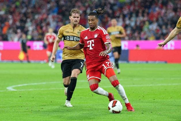 im Zweikampf, Aktion, mit Michael Olise 17 (FC Bayern Muenchen), FC Bayern Muenchen vs. VfB Stuttgart, Fussball, 1. Bundesliga, 1. Spieltag, 28.08.2026 DFL DFB regulations prohibit any use of photographs as image sequences and or quasi-video Muenchen Bayern Deutschland *** One-on-one, action, featuring Michael Olise 17, FC Bayern Munich, FC Bayern Munich vs. VfB Stuttgart, soccer, Bundesliga 1, Matchday 1, August 28, 2026. DFL and DFB regulations prohibit any use of photographs as image sequences and or quasi-video. Munich, Bayern, Germany Copyright: xkolbert-press ChristianxKolbertx