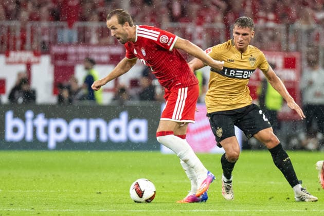 Harry Kane 9 (FC Bayern Muenchen) im Zweikampf mit Jeff Chabot 24 (VfB Stuttgart), FC Bayern Muenchen - VfB Stuttgart, Fussball Bundesliga, 1. Spieltag, 28.08.2026 DFB regulations prohibit any use of photographs as image sequences and or quasi-video Muenchen Bayern Deutschland *** Harry Kane 9 (FC Bayern Munich) in a tackle with Jeff Chabot 24 (VfB Stuttgart), FC Bayern Munich vs. VfB Stuttgart, Bundesliga, Matchday 1, August 28, 2026. DFB regulations prohibit any use of photographs as image sequences and or quasi-video. Munich, Bayern, Germany Copyright: xkolbert-press UlrichxGamelx