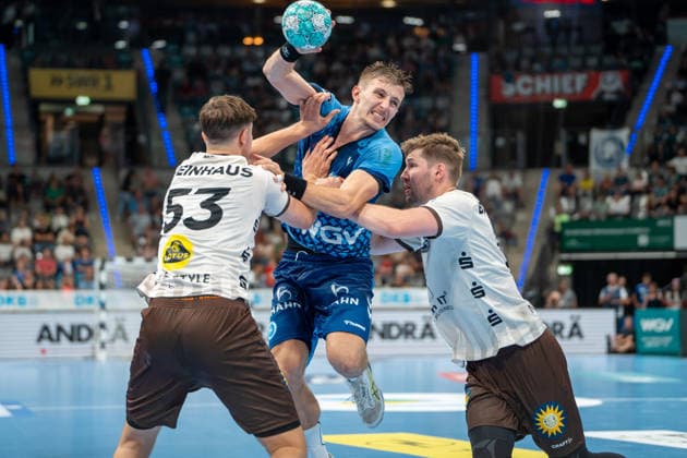 Handball I Herren I Saison 2026-2027 I Bundesliga I 1. Spieltag I TVB Stuttgart - Bergischer HC I 28.08.2026 Simone Mengon (15, TVB Stuttgart) im Wurf verteidigt von Sören Steinhaus (53, Bergischer HC) und Gerdas Babarskas (14, Bergischer HC) Stuttgart Porsche Arena Baden-Württemberg Deutschland Copyright: xLobeca MaxxPetershansx