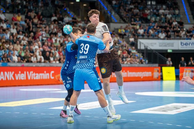 Handball I Herren I Saison 2026-2027 I Bundesliga I 1. Spieltag I TVB Stuttgart - Bergischer HC I 28.08.2026 Sören Steinhaus (53, Bergischer HC) im Wurf verteidigt von Philipp Meyer (27, TVB Stuttgart) und Malte Donker (39, TVB Stuttgart) Stuttgart Porsche Arena Baden-Württemberg Deutschland Copyright: xLobeca MaxxPetershansx