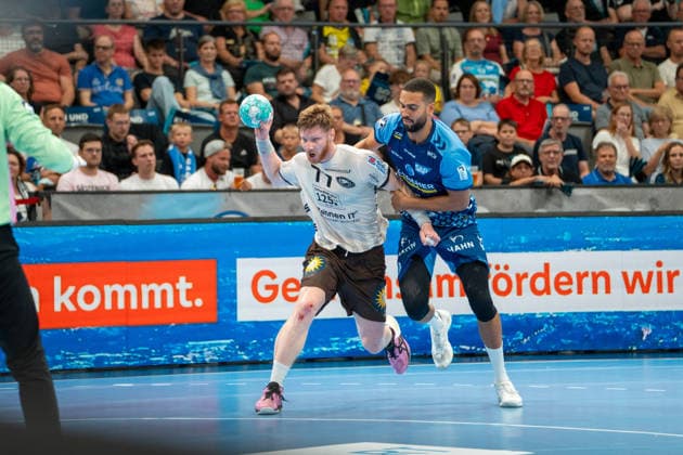 Handball I Herren I Saison 2026-2027 I Bundesliga I 1. Spieltag I TVB Stuttgart - Bergischer HC I 28.08.2026 Johannes Wasielewski (77, Bergischer HC) verteidigt von Philipp Ahouansou (5, TVB Stuttgart) Stuttgart Porsche Arena Baden-Württemberg Deutschland Copyright: xLobeca MaxxPetershansx
