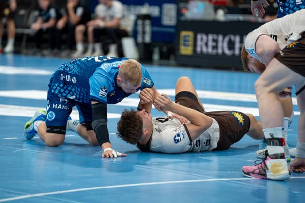 Handball I Herren I Saison 2026-2027 I Bundesliga I 1. Spieltag I TVB Stuttgart - Bergischer HC I 28.08.2026 Sören Steinhaus (53, Bergischer HC) auf dem Boden, daneben Torben Matzken (22, TVB Stuttgart) Stuttgart Porsche Arena Baden-Württemberg Deutschland Copyright: xLobeca MaxxPetershansx