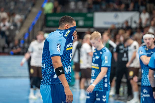 Handball I Herren I Saison 2026-2027 I Bundesliga I 1. Spieltag I TVB Stuttgart - Bergischer HC I 28.08.2026 Philipp Ahouansou (5, TVB Stuttgart) mit dem Trikot über dem Kopf Stuttgart Porsche Arena Baden-Württemberg Deutschland Copyright: xLobeca MaxxPetershansx