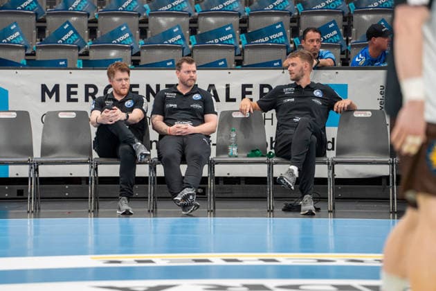 Handball I Herren I Saison 2026-2027 I Bundesliga I 1. Spieltag I TVB Stuttgart - Bergischer HC I 28.08.2026 Markus Pütz (Co-Trainer, Bergischer HC), Arnor Thor Gunnarsson (Trainer, Bergischer HC) und Fabian Gutbrod (Bergischer HC) Stuttgart Porsche Arena Baden-Württemberg Deutschland Copyright: xLobeca MaxxPetershansx