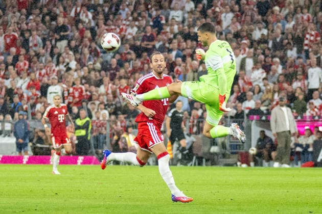 Fabian Bredlow 1 (VfB Stuttgart) schiesst den Ball weg, Harry Kane 9 (FC Bayern Muenchen), FC Bayern Muenchen - VfB Stuttgart, Fussball Bundesliga, 1. Spieltag, 28.08.2026 DFB regulations prohibit any use of photographs as image sequences and or quasi-video Muenchen Bayern Deutschland *** Fabian Bredlow 1 (VfB Stuttgart) clears the ball; Harry Kane 9 (FC Bayern Munich), FC Bayern Munich vs. VfB Stuttgart, Bundesliga, Matchday 1, August 28, 2026. DFB regulations prohibit any use of photographs as image sequences and or quasi-video. Munich, Bayern, Germany Copyright: xkolbert-press UlrichxGamelx